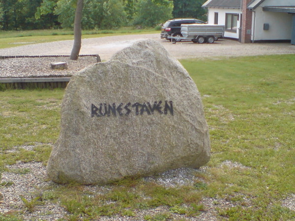 Bild:Runenstein bei Jelling Dänemark Fahrrad Amelix