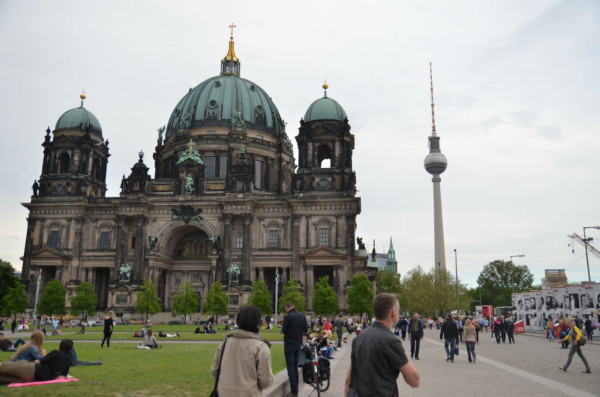 Bild: Berliner Dom mit Fernsehturm= Alt und NeuFahrrad Amelix