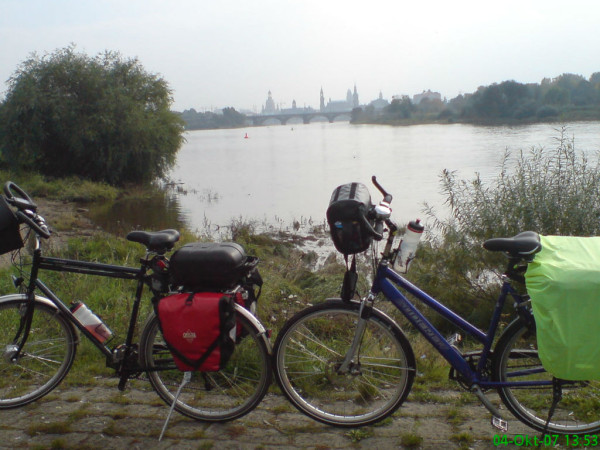 Bild: Silhouette von Dresden mit unseren Fahrrädern Amelix