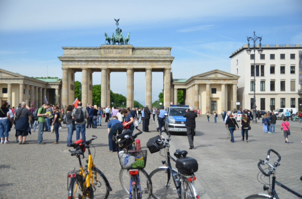 Bild: Trubel vorm Brandenburger Tor Fahrrad Amelix